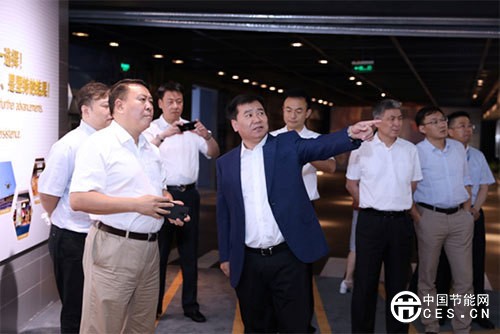 (圖為蘇寧控股集團(tuán)董事長張近東向北汽集團(tuán)董事長徐和誼介紹蘇寧發(fā)展近況)