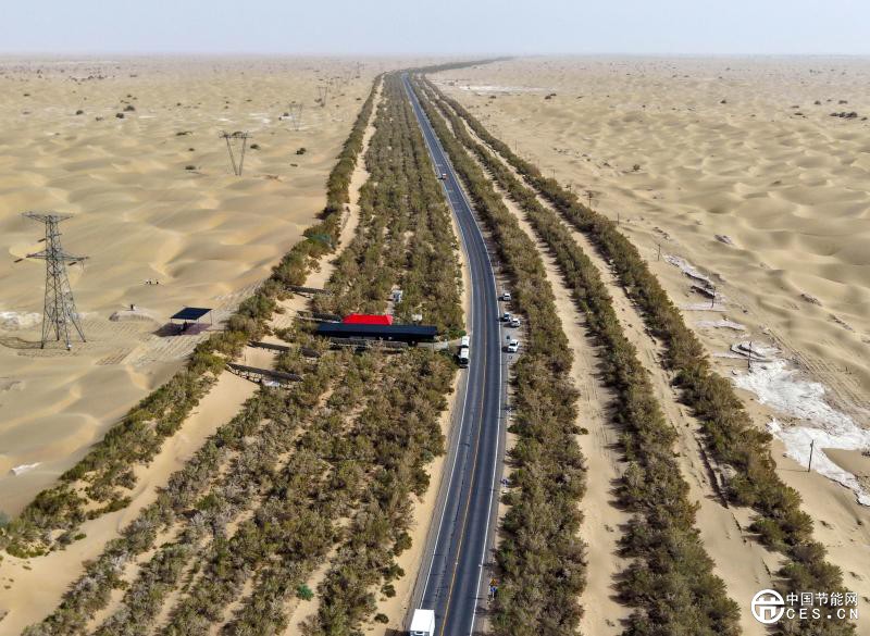 陽光“養(yǎng)綠”首條零碳沙漠公路 陽光“養(yǎng)綠”首條零碳沙漠公路