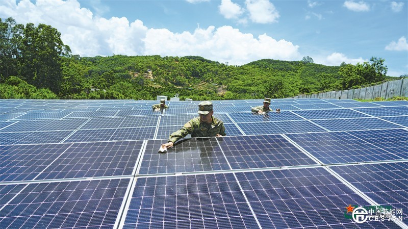 光伏發(fā)電讓營(yíng)區(qū)供電不間斷——探訪軍營(yíng)建設(shè)新成效 光伏發(fā)電讓營(yíng)區(qū)供電不間斷——探訪軍營(yíng)建設(shè)新成效