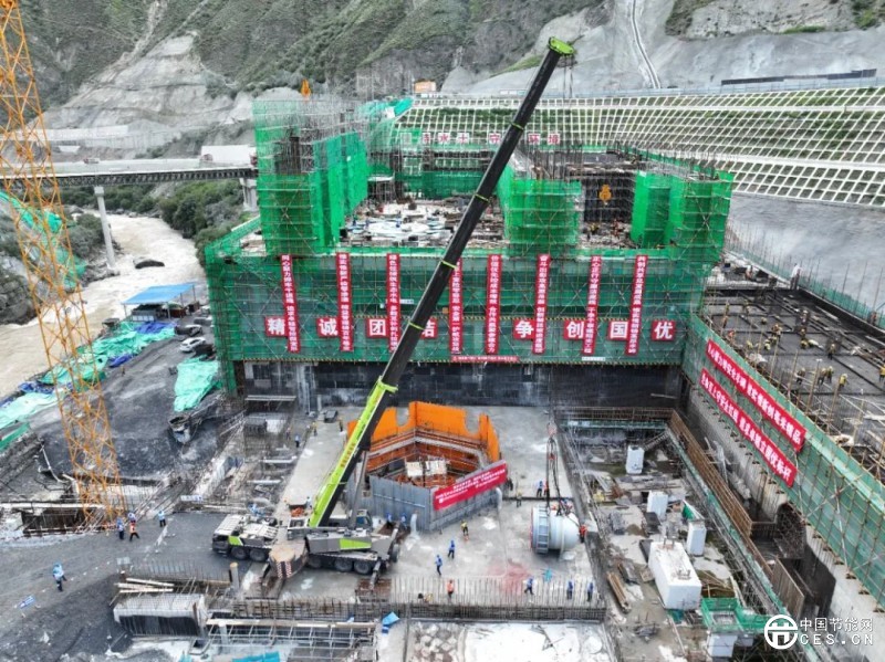 世界首臺(tái)（套）500兆瓦沖擊式水電機(jī)組配水環(huán)管吊裝作業(yè)正式啟動(dòng)