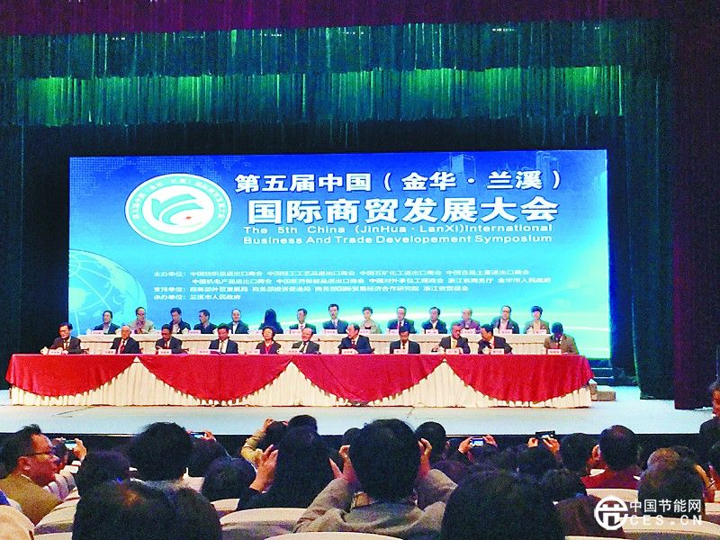 本報訊 “我們原來是一家傳統(tǒng)的紡織企業(yè)，這幾年互聯(lián)網(wǎng)鋪天蓋地的改變了人們的生活方式。這次來就是想通過參加大會論壇，聽聽專家和知名企業(yè)關(guān)于傳統(tǒng)行業(yè)與互聯(lián)網(wǎng)結(jié)合的建議，看看對我自己的公司有沒有幫助?！眮喬徔椨邢薰镜狞S姓負(fù)責(zé)人說。