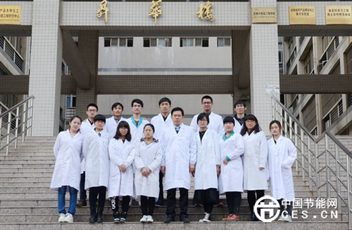 曹樹青和他的團(tuán)隊(duì)