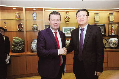 3月16日，環(huán)境保護(hù)部部長(zhǎng)陳吉寧在京會(huì)見(jiàn)愛(ài)爾蘭環(huán)境、社區(qū)與地方政府部部長(zhǎng)艾倫˙凱利，雙方就共同關(guān)心的環(huán)境問(wèn)題充分交換了意見(jiàn)。 本報(bào)記者賈繼恒攝