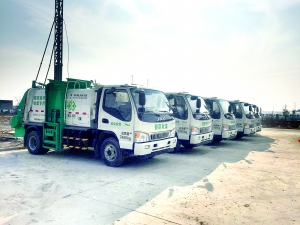 每天有處置車(如圖)上門收取餐廚廢棄物