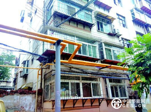 今夏,玉函小區(qū)北區(qū)內(nèi)還有部分樓房沒有進(jìn)行節(jié)能改造,但黃色的供暖管道已安裝完成。資料片