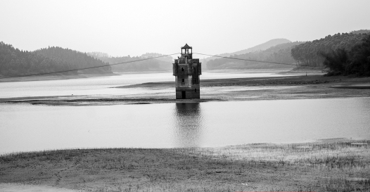 臺(tái)山白沙長(zhǎng)坑水庫(kù)曾一度缺水，碉樓成了水庫(kù)缺水的標(biāo)識(shí)。
