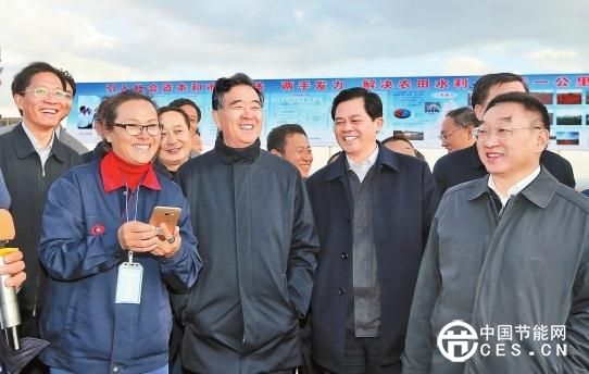 汪洋到陸良縣恨虎壩灌區(qū)考察農(nóng)田水利改革和節(jié)水農(nóng)業(yè)發(fā)展情況