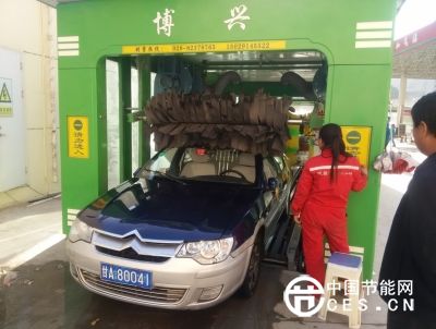 自動洗車機正在洗車
