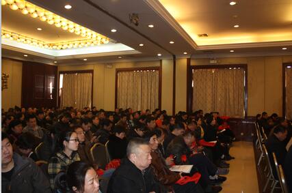 聚精會(huì)神聽(tīng)講