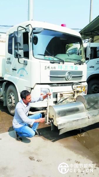 環(huán)衛(wèi)工將小噴頭變節(jié)水神器 洗路一年省水7萬(wàn)噸