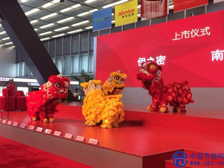 上市儀式現(xiàn)場(chǎng)的舞獅表演