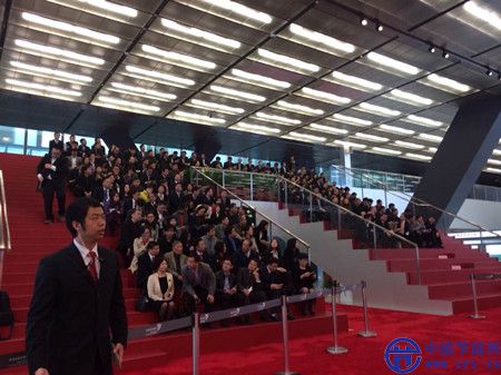 臺(tái)下坐滿了觀眾