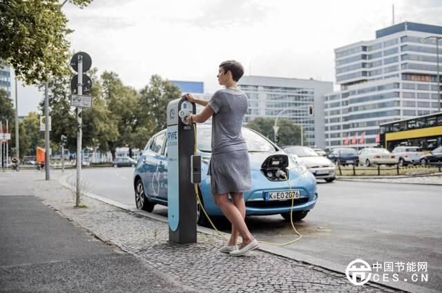 電動汽車的春天：德國公司把路燈變成充電樁