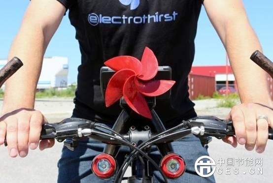 小小風(fēng)車(chē)能發(fā)電！手機(jī)沒(méi)電時(shí)只需“等風(fēng)來(lái)”