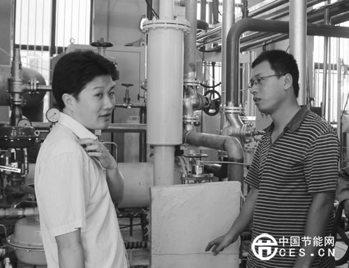 陳海生與研發(fā)人員交流工作