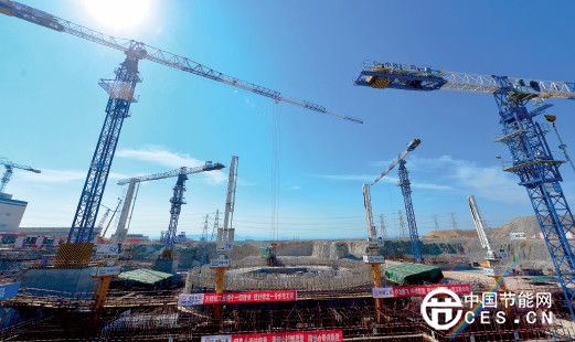 P46 2015 年6 月16 日，中國(guó)自主三代核電技術(shù)“華龍一號(hào)”示范工程——中核集團(tuán)福清核電5 號(hào)機(jī)組施工現(xiàn)場(chǎng)。新華社