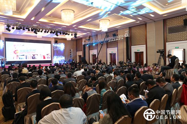 贏享中國·強(qiáng)力巨彩杯2015年LED顯示屏行業(yè)高峰論道暨頒獎(jiǎng)盛典現(xiàn)場  