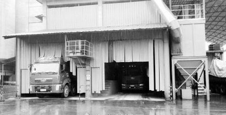 水泥企業(yè)建設(shè)過水池后，運(yùn)輸車輛進(jìn)出廠區(qū)必須經(jīng)過沖水洗滌