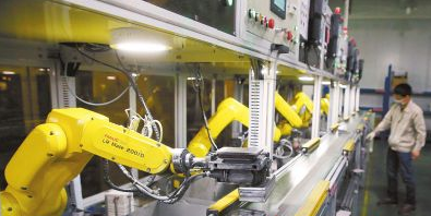 圖為長盈精密投入生產線的機器手。