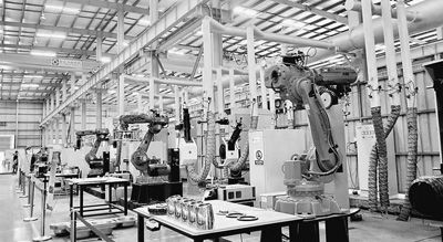 廣東佛山市順德利迅達(dá)生產(chǎn)的能自動化拋光打磨水壺的機器人。