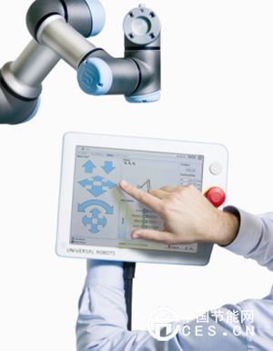 UR機(jī)器人具有直觀的用戶編程界面，通過點(diǎn)擊觸摸板上的箭頭即可控制機(jī)器人移動方向