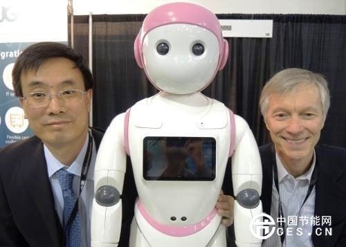 AvatarMind的Jiping Wang 與John Ostrem 與iPal合影