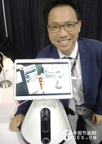 能當平板設備基座的機器人