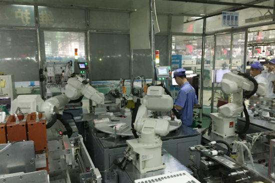 美的空調(diào)生產(chǎn)線上大量使用智能機器人。