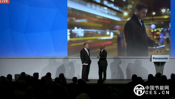 圖:松下北美分部首席執(zhí)行官約瑟夫·泰勒(Joseph Taylor)和丹佛市長邁克爾·漢考克在CES 2016上討論一個新的智慧城市項目