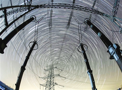 在國(guó)網(wǎng)安徽淮北供電公司智能變電站拍攝的星軌中的電網(wǎng)設(shè)備。中新社發(fā)